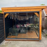 Overkapping-met-glazen-wanden